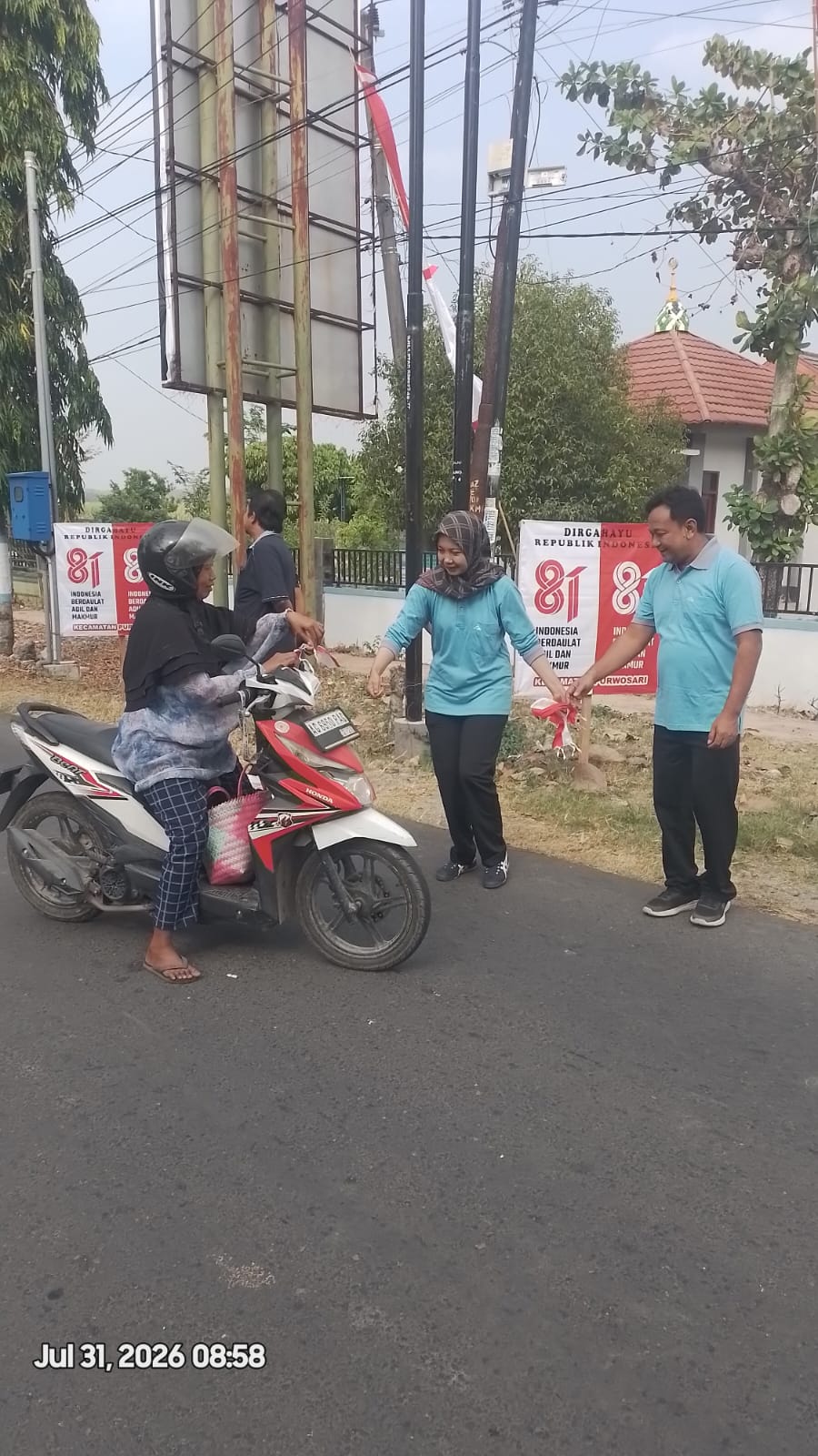 Pembagian dan Pemasangan Bendera Merah Putih